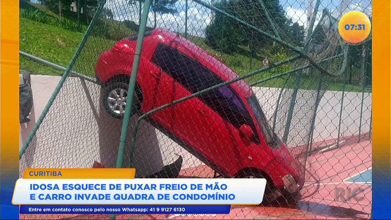 Idosa esquece de puxar freio de mão e carro invade quadra de condomínio