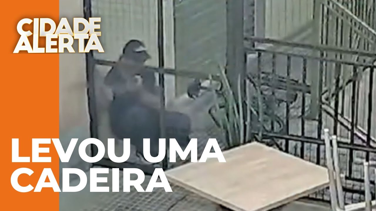 Homem invade um estabelecimento para furtar uma cadeira Notícias RIC