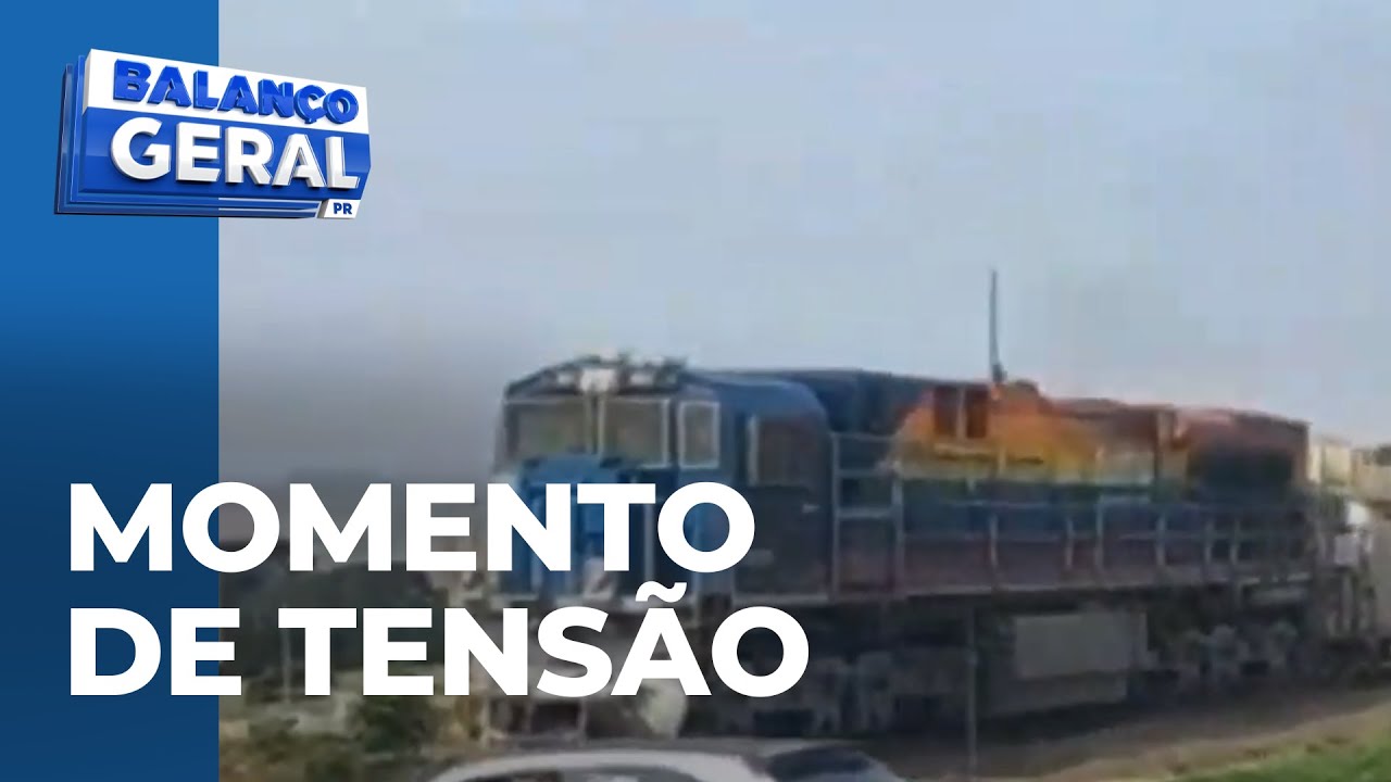 Carro para em trilho e pessoas tentam empurrar mesmo a aproximação