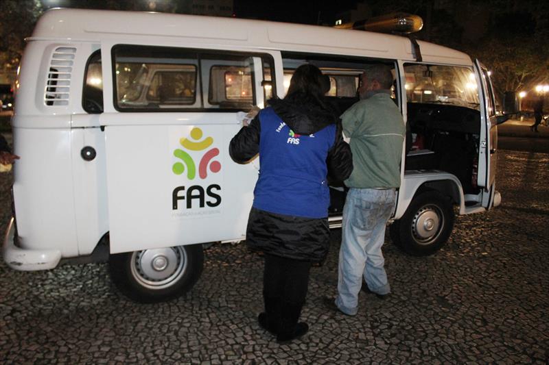  Operação Inverno Curitiba: primeira noite tem 96 abordagens na capital. (Foto: Ricardo Marajó/FAS) 