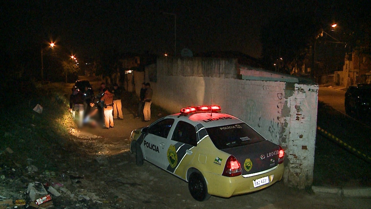  Um homem, que ainda não foi identificado, foi executado com 14 tiros (Foto: Paulo Fischer/RICTV Curitiba) 