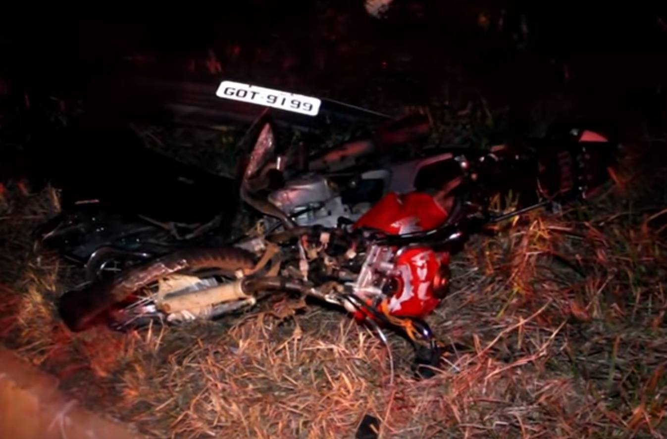 Ambos indivíduos que estavam na motocicleta morreram na hora. (Foto: reprodução Umuarama News)