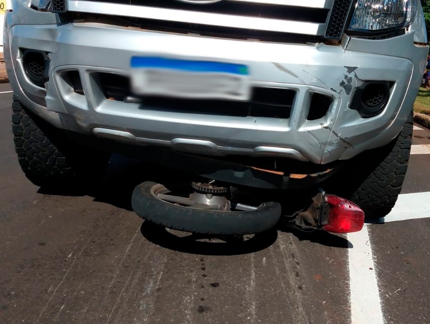 A motocicleta foi parar embaixo de uma caminhonete.