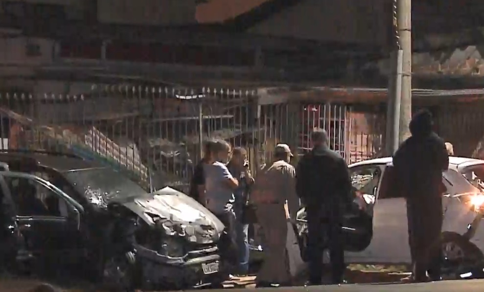  Quatro pessoas ficaram feridas na colisão (Foto: Paulo Fischer/RICTV Curitiba) 