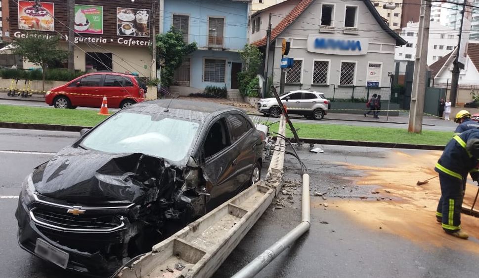  O acidente na Visconde de Guarapuava ocorreu perto do cruzamento com a Rua Buenos Aires. 