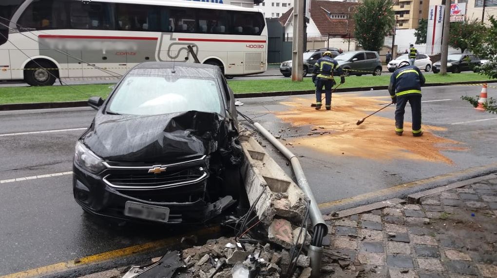 Pista esquerda da Visconde de Guarapuava está interditada.