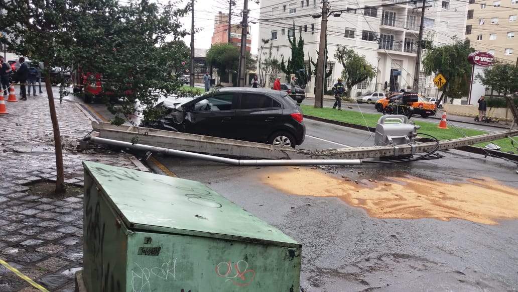 A região próxima ao local do acidente na Visconde de Guarapuava está sem luz. 