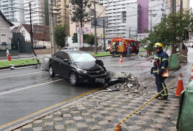 O Corpo de Bombeiros e o Siate atenderam o acidente na Visconde de Guarapuava.