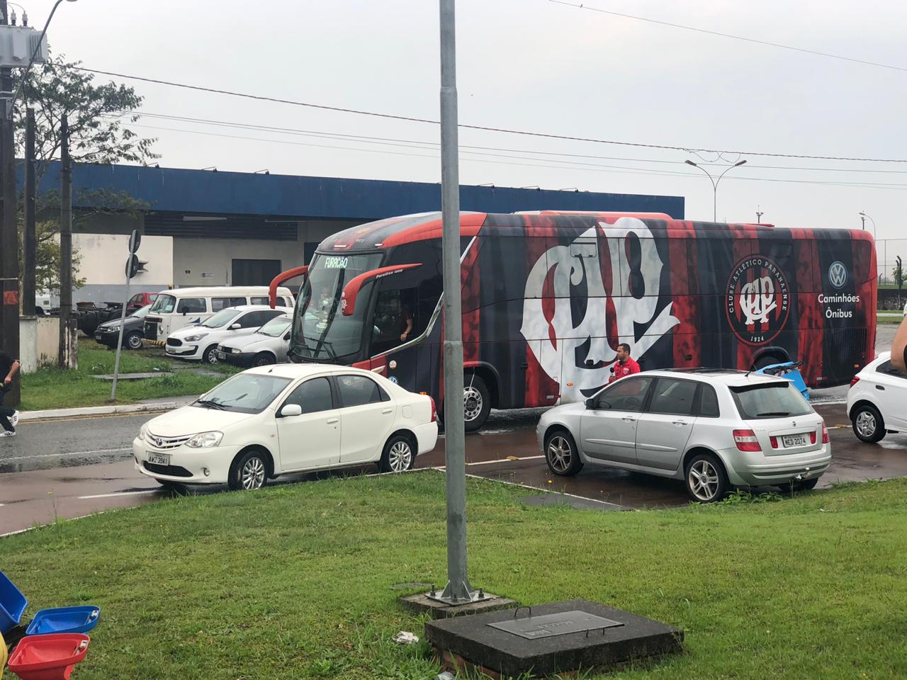 aeroporto onibus athletico torcida copa do brasil