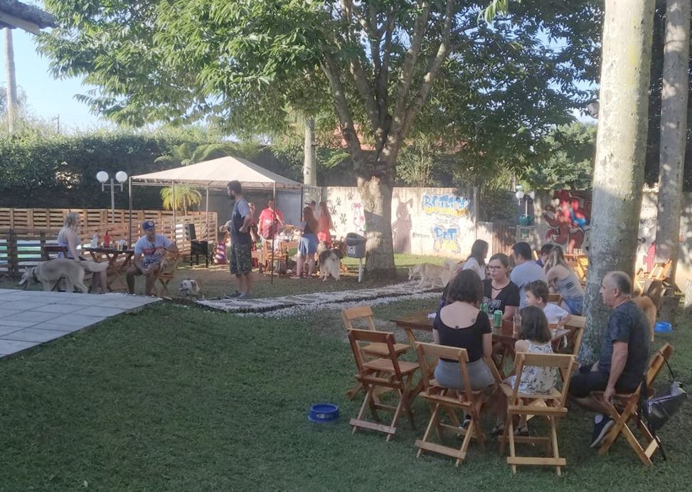 No bar para cachorros tem também comida e bebida para humanos.