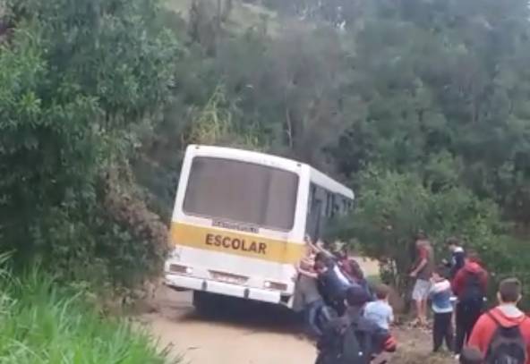  Ônibus atola a caminho da escola e crianças descem para empurrar veículo, em Doutor Ulysses. (Foto: reprodução vídeo colaboração) 