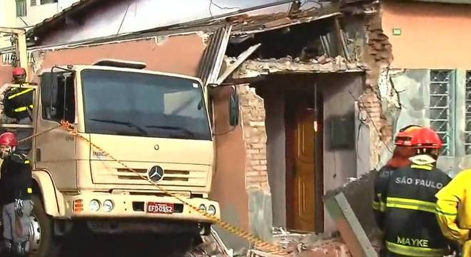  Motorista de caminhão atinge casa com duas crianças em Ribeiro Preto, interior de São Paulo. (Foto: reprodução Record TV SP) 