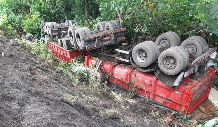  O caminhão tombou na BR-277, em Morretes. 