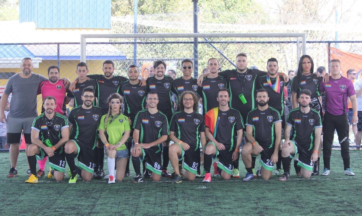 Elenco do futebol durante a Copa Sul Gay 2018 (FOTO: DIVULGAÇÃO)