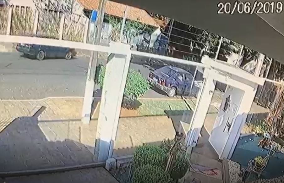  carro bate em muro residencial 