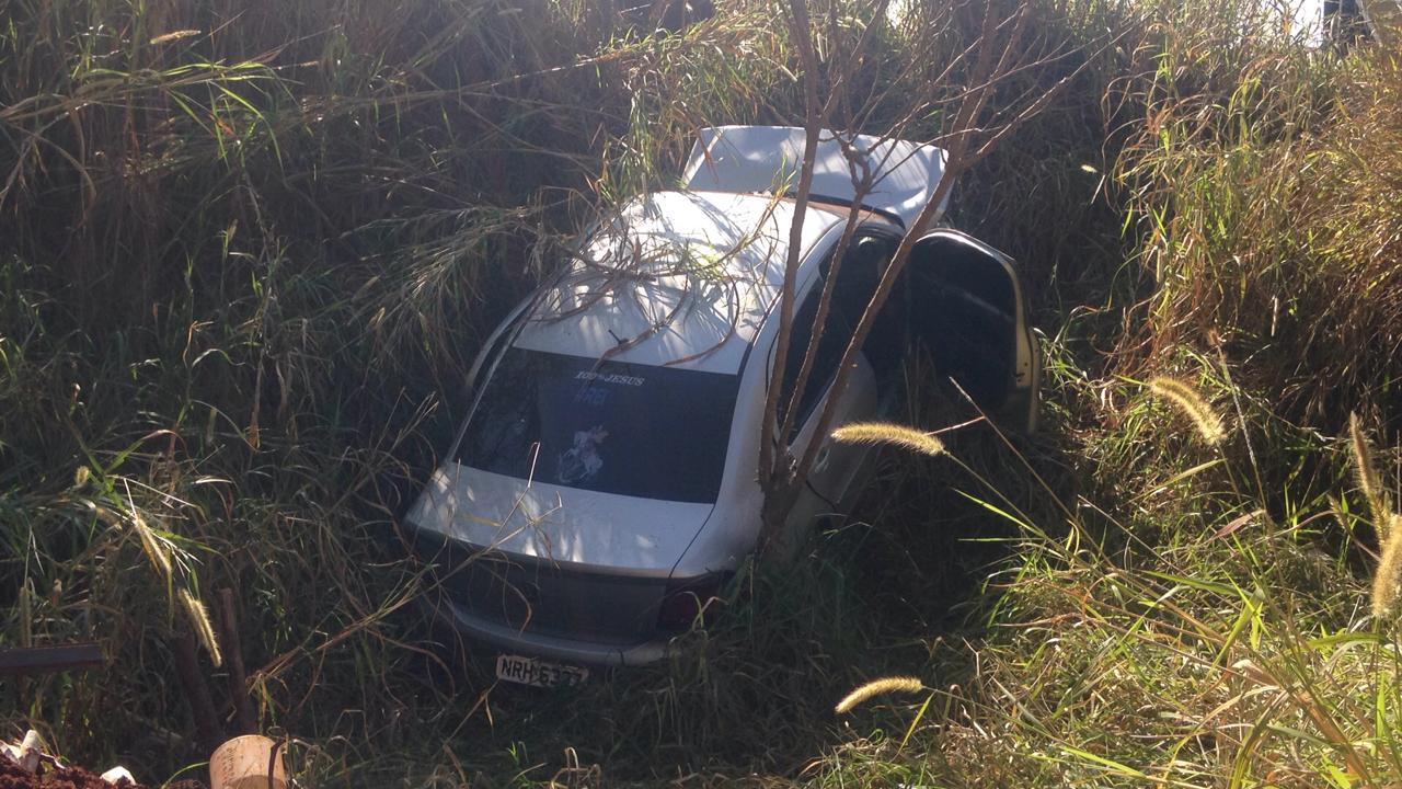  carro cai em barranco 