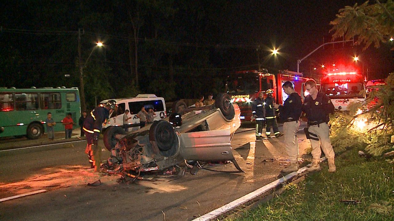  carro capota na linha verde 