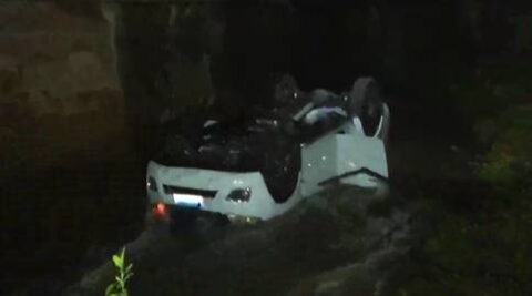  Homens morrem após carro cair de ponte em Cascavel (FOTO: ANTONIO SILVA/ RICTV PR) 