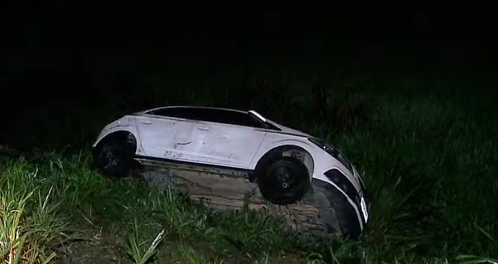  carro desliza óleo na pista 