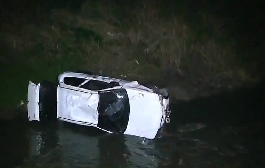  Motorista se envolve em acidente e carro cai dentro de rio no Sítio Cercado. (Foto: PAULO FISCHER, da RIC TV 