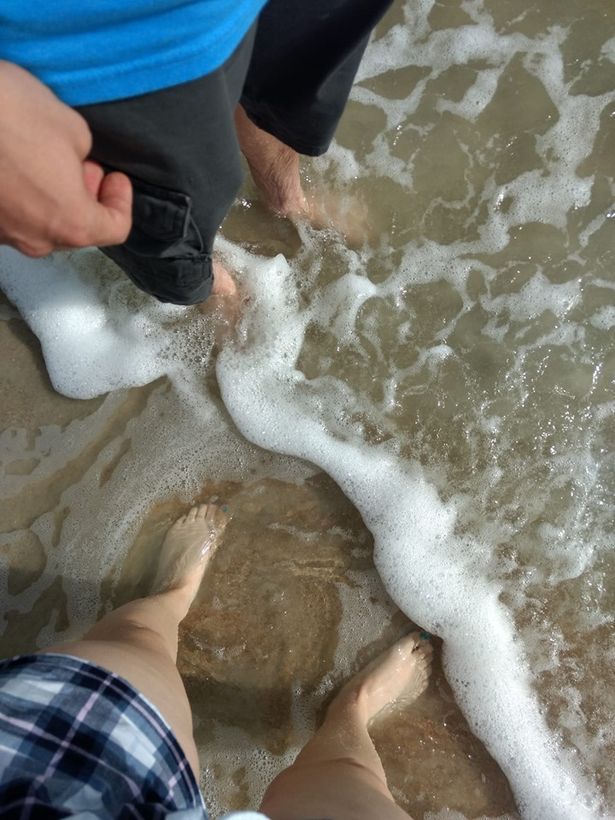 casal arrastado para dentro do mar