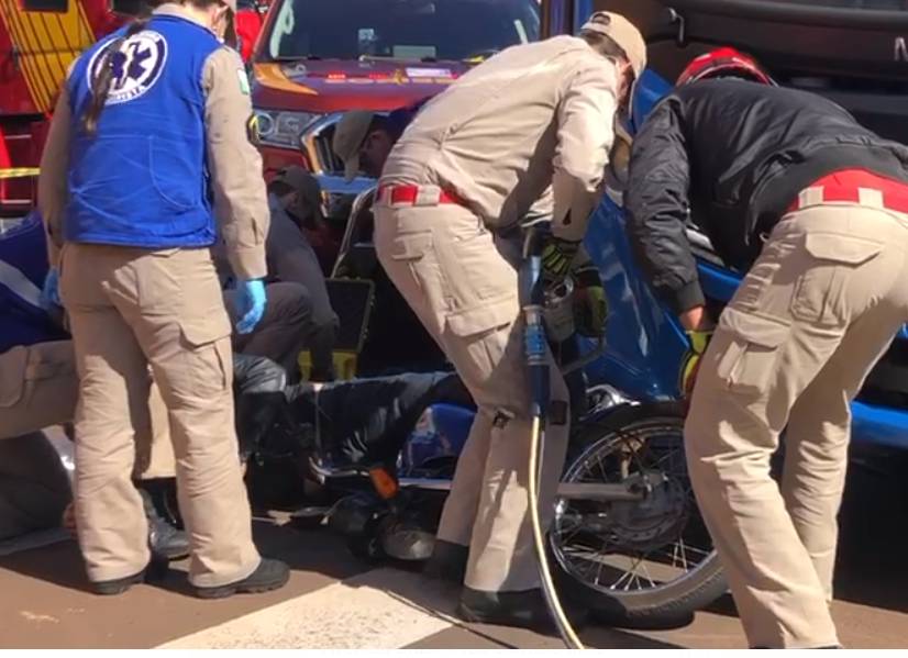  Motociclista bate em ônibus e fica preso embaixo do veículo, em Cascavel. (Foto: Beatriz Frehner) 