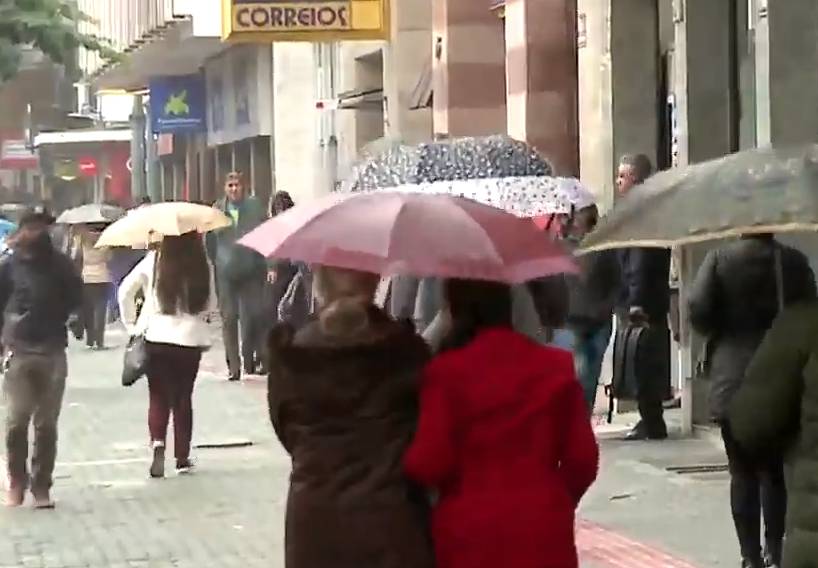 Quem se arriscou no centro de Curitiba precisou de muito casaco e guarda-chuva. 