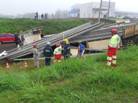  O caminhoneiro não resistiu aos ferimentos e morreu na hora (Foto: Divulgação/PRF) 