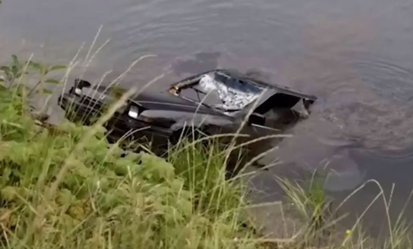 corpo dentro de carro em lago