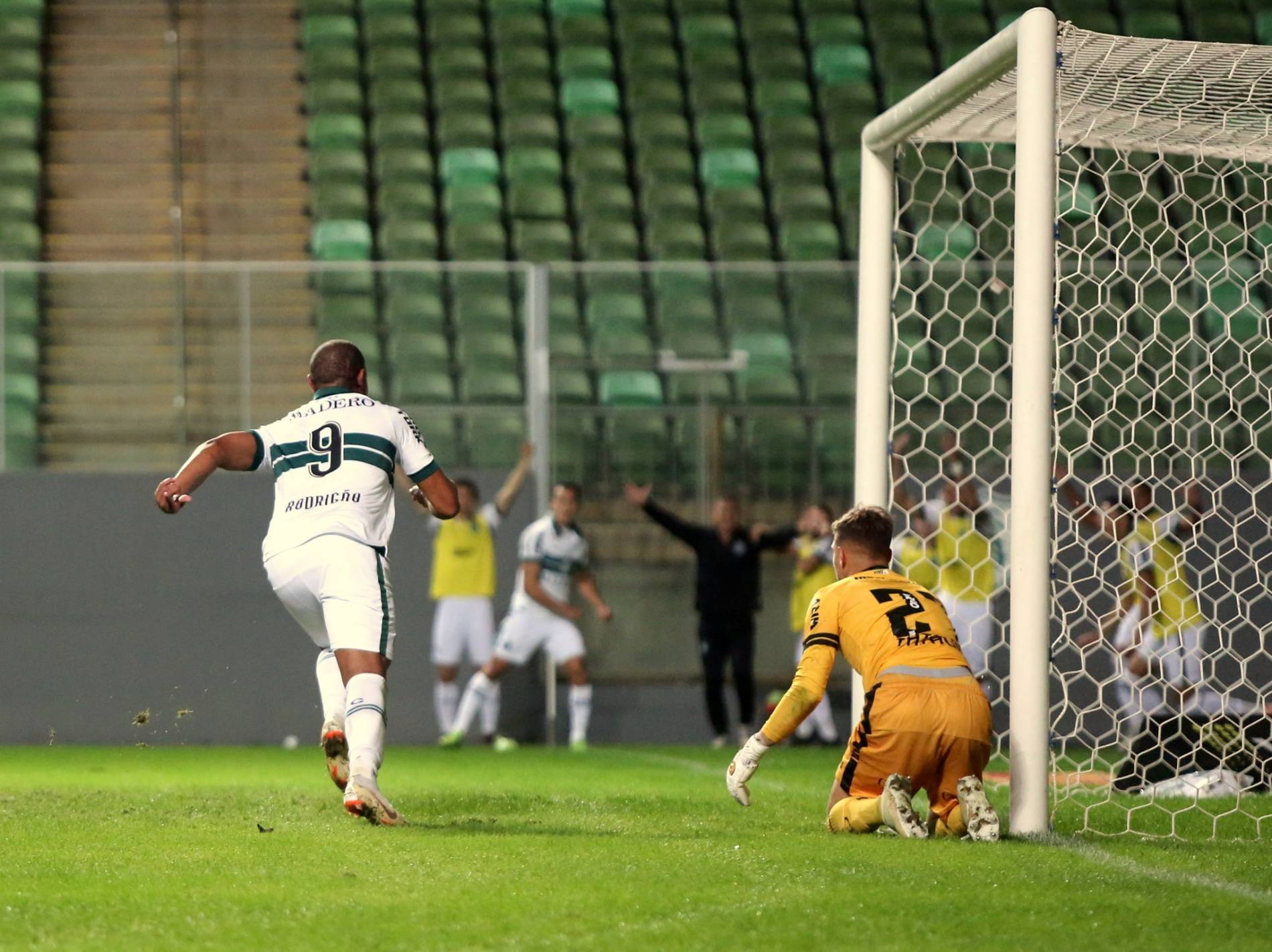  Coritiba marca com Rodrigão e empate com América em Minas (FOTO: DIVULGAÇÃO/ CORITIBA FC) 