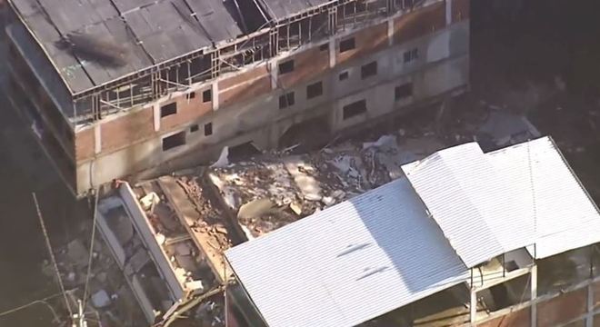  Prédios desabam no Rio e bombeiros procuram por vítimas (Foto: Reprodução Record TV) 