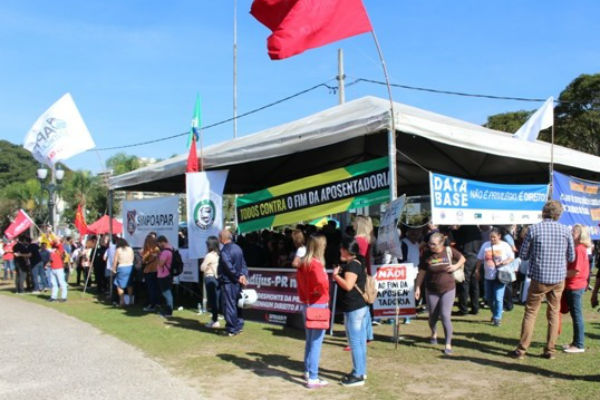  Educação pública paralisa atividades em dia de greve geral 