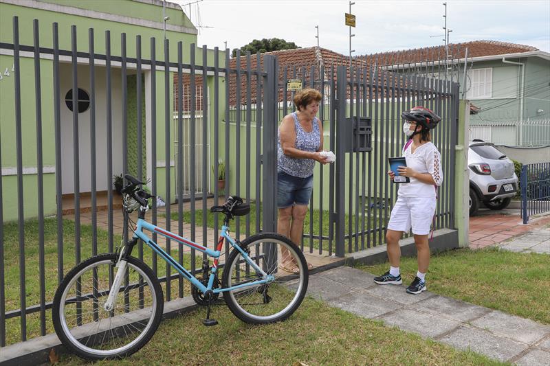 enfermeira entrega remedios de bicicleta curitiba Foto Hully Paiva SMCS 2