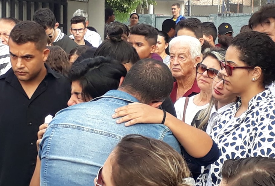 Mãe de Eduarda precisou ser consolada em diversos momentos (Foto: Daniela Calsavara/RICTV Londrina)