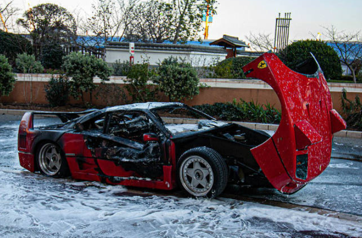 Ferrari pega fogoe fica destruída