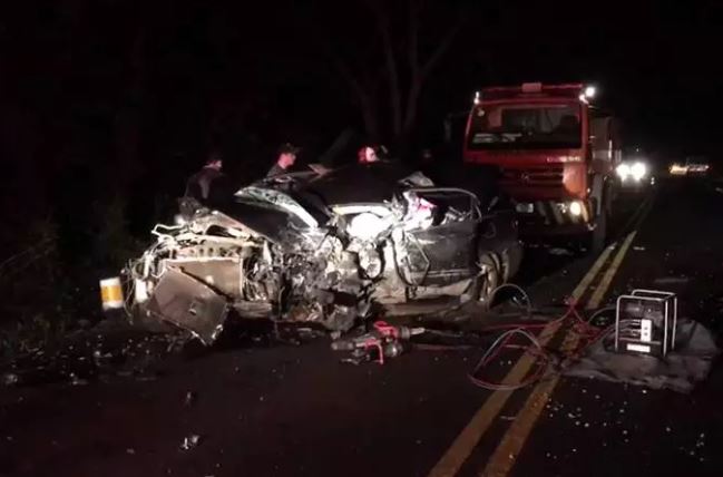 O carro do SARGENTO DO CORPO DE BOMBEIROS ficou completamente destruído.