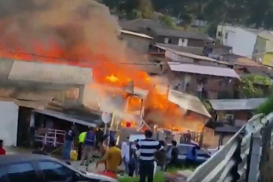  Fogo atinge casas no Bairro Alto 