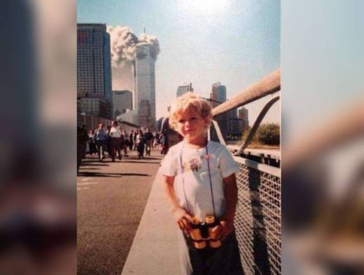  foto em frente a queda das torres gêmeas 