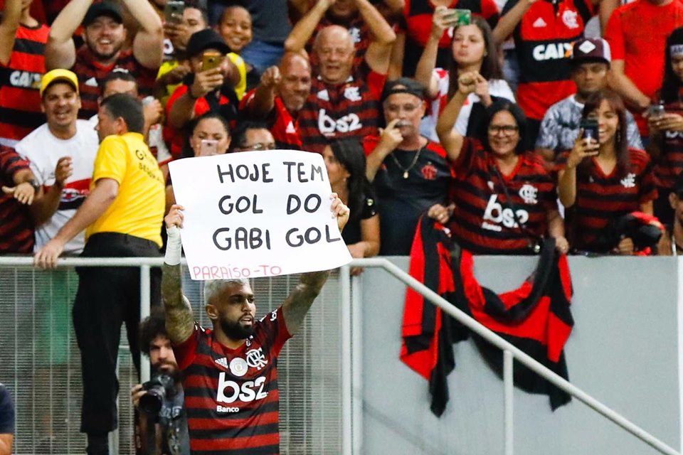  Gabigol-comemora-gol-com-um-cartaz-na-goleada-do-Flamengo-4-x-1-Vasco-no-Mané-Garrincha 