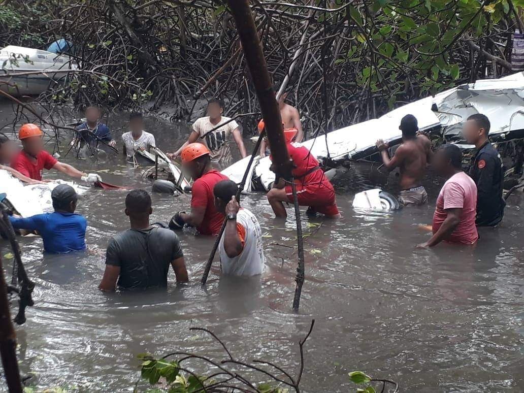 Peça estava enterrada no manguezal. (Foto: colaboração)