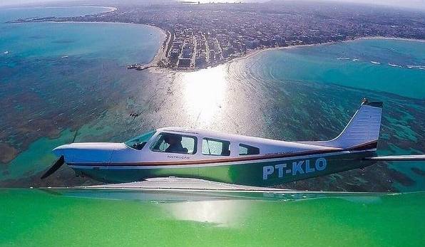 Avião que transportava Gabriel Diniz caiu em uma região de mangue.