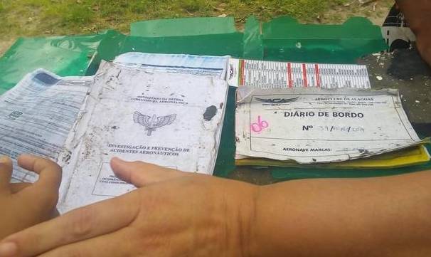 Documentos do avião em que estava o cantor que morreu. 