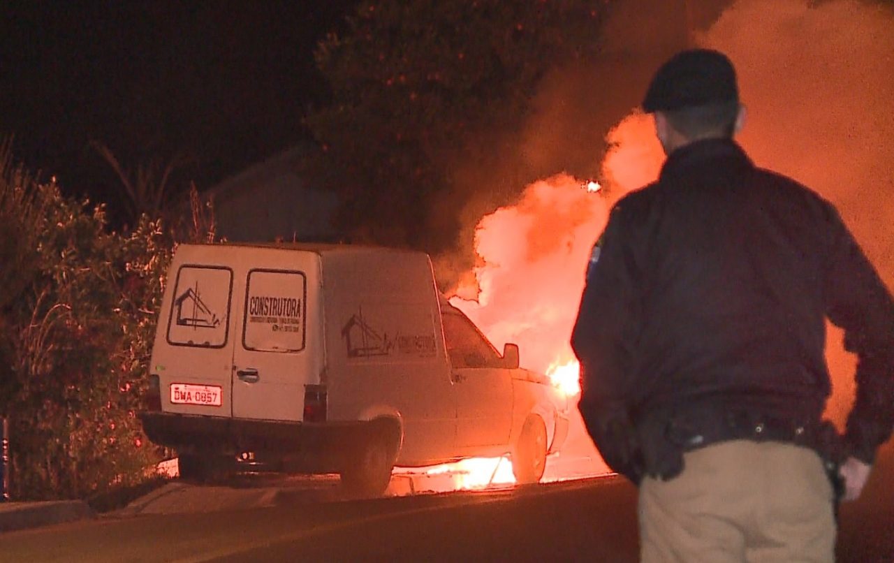 O carro do agressor foi encontrado em chamas, em Tunas do Paraná (Foto: Paulo Fischer/RICTV Curitiba)