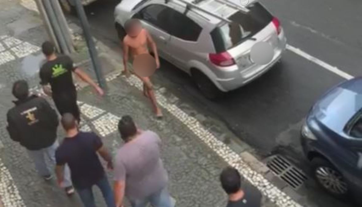 Homem desnudo é flagrado no Centro de Curitiba; assista ao vídeo -  RIC.com.br