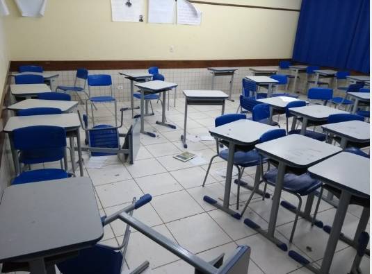 Jovens destruíram diversos objetos da escola estadual de Imbaú (Foto: divulgação PM)