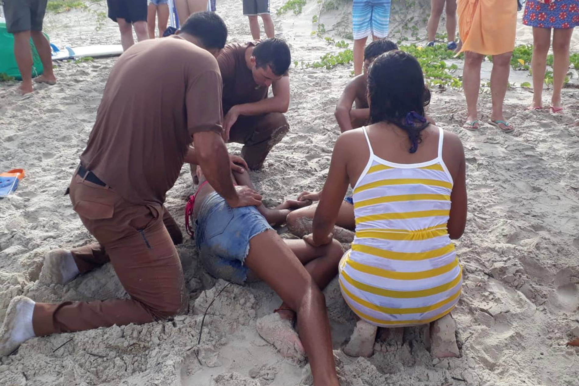  Seis pessoas foram retiradas do mar de Matinhos neste sábado (20). (Foto: reprodução AEN) 