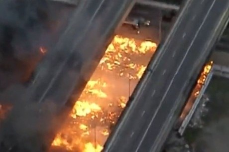  Incêndio interdita marginal Pinheiros, em São Paulo. (Foto: reprodução Record TV) 