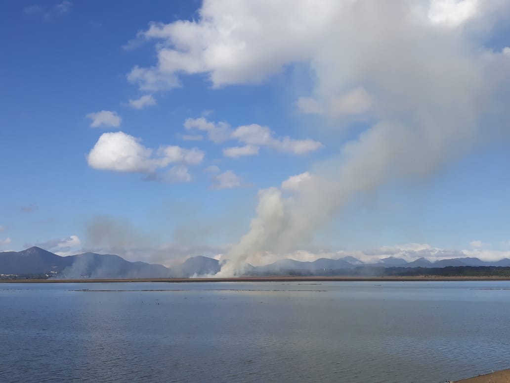  Incêndio atingiu a Catedral de Notre Dame (Foto: reprodução CalebJHull) 