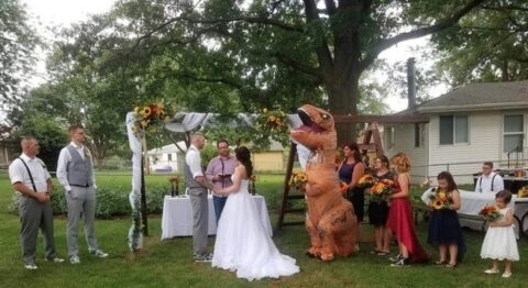  Irmã da noiva se veste de dinossauro 
