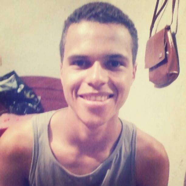  Jovem morre após bater moto em poste 